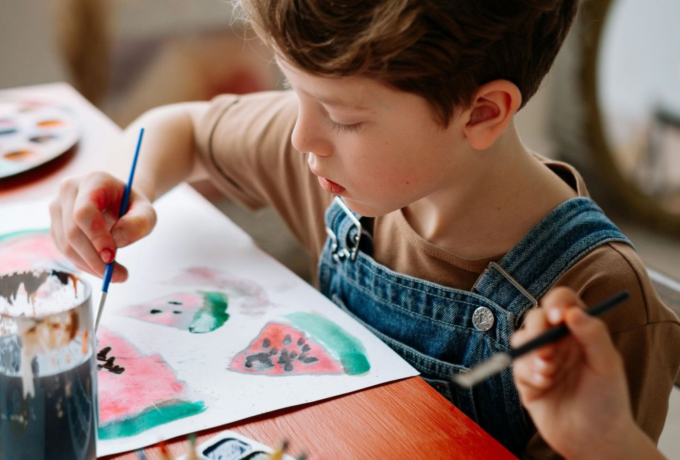 niño dibuja sandías